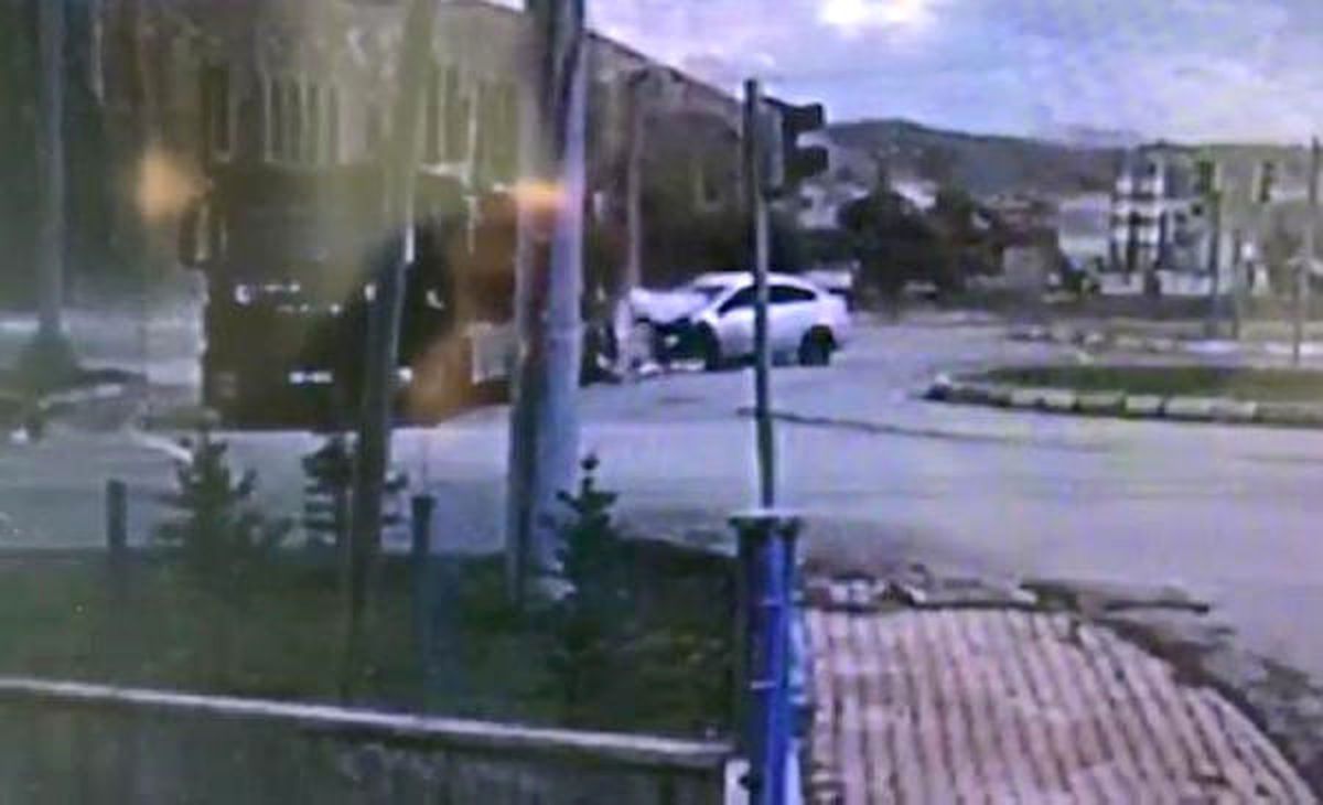 Otomobilin Tır\'a Çarpma Anı Kamerada