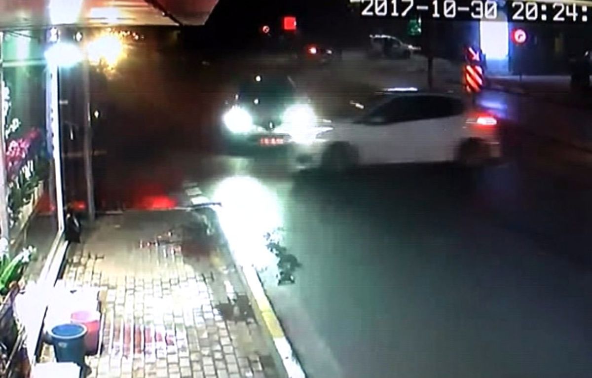 İki Aracın Kafa Kafaya Çarpışması Kamerada