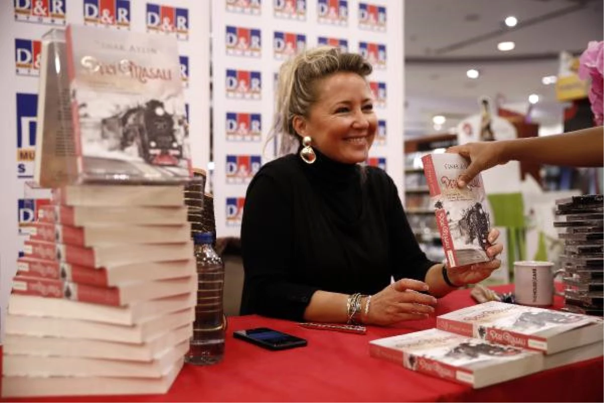 Pınar Aylin İlk Kitabı \'Peri Masalı\'nı İmzaladı
