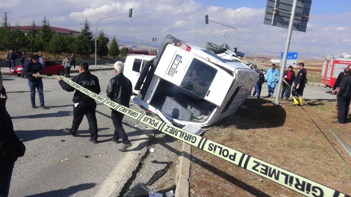 Polis Minibüsü ile Ticari Araç Çarpıştı: 5 Yaralı