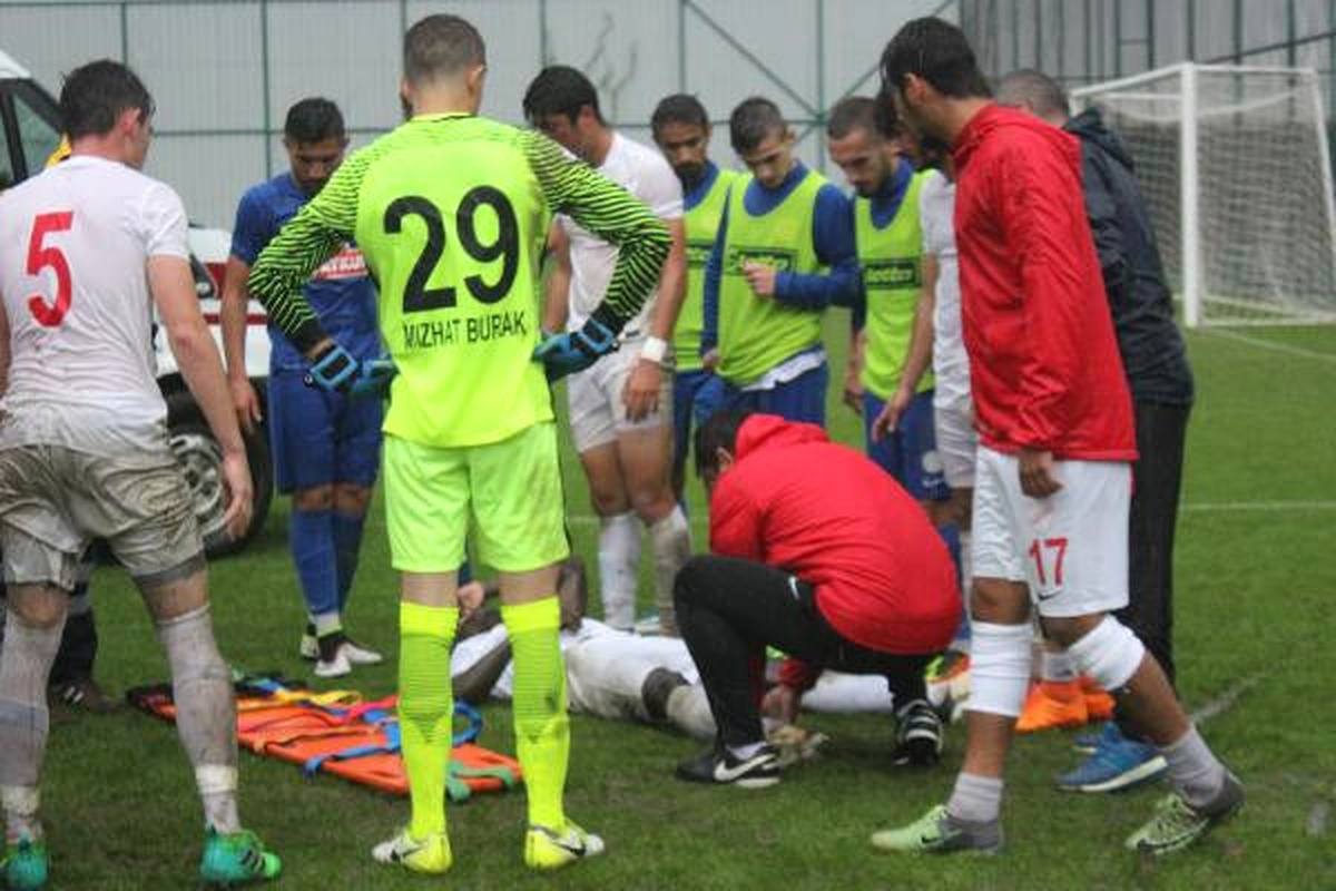 Rize\'de Gol Sevinci Yaşayan Futbolcu Ayağını Kırdı