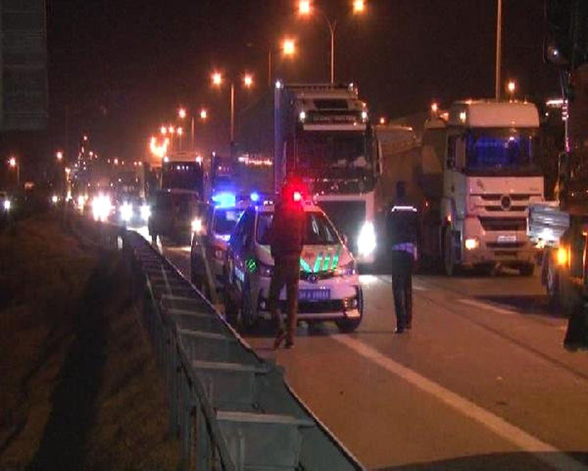 Sac Yüklü Tır Devrildi, Tem Otoyolu Trafiğe Kapandı
