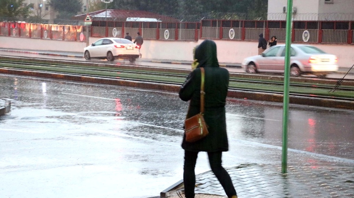 Sağanak Yağmur Vatandaşları Hazırlıksız Yakaladı