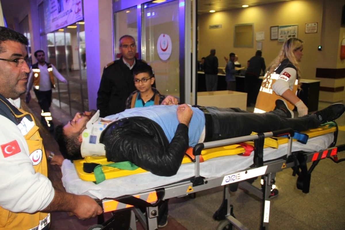 Şanlıurfa\'da Motosiklet Yayaya Çarptı: 2 Yaralı