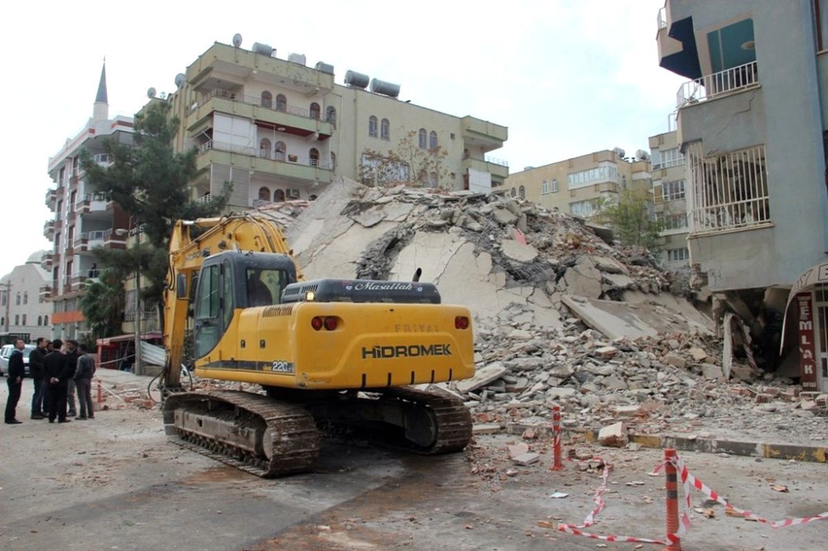 Şanlıurfa\'da Yıkımı Gerçekleştirilen Bina Çöktü