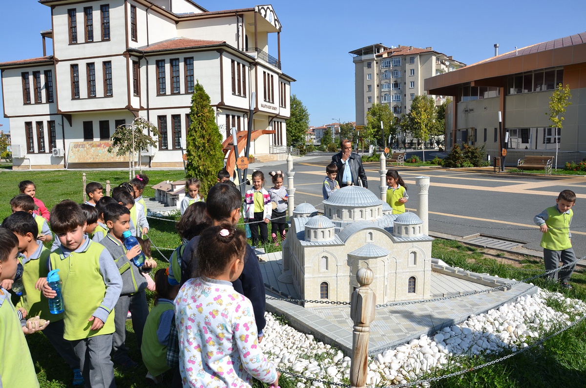 Şehrin Tarihi ve Turistik Değerlerini Öğreniyorlar