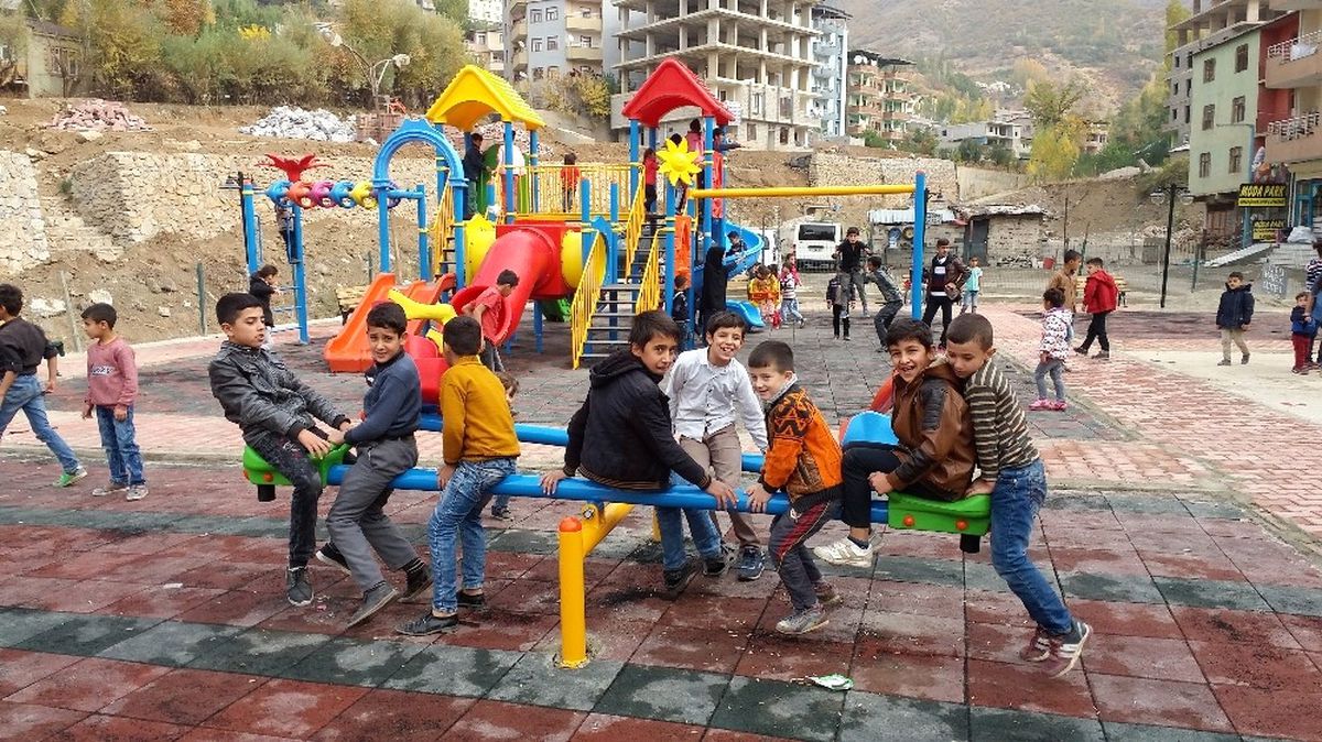 Şemdinli\'de Çocuklar İçin Oyun Parkları Kuruldu