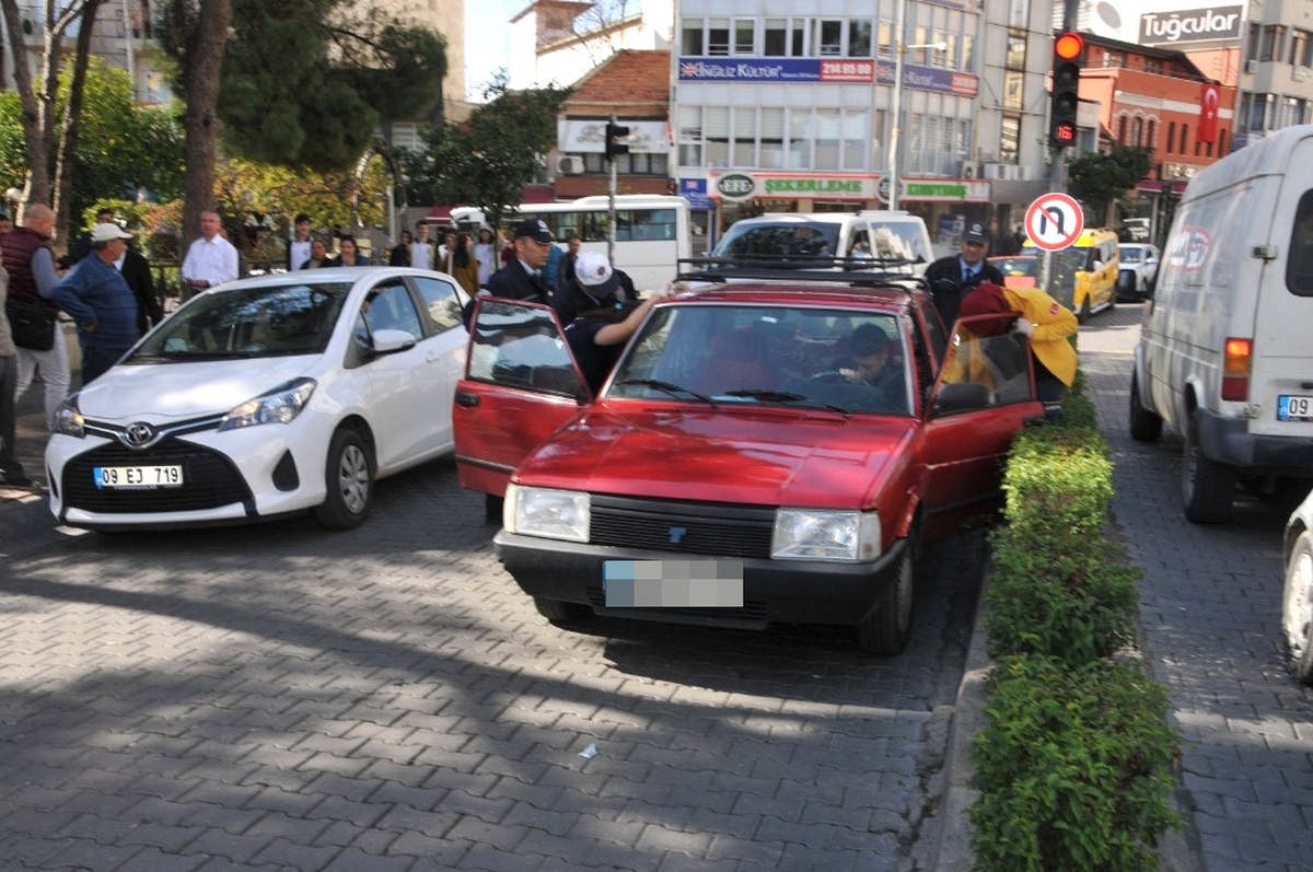 Sıkışan Trafikte Direksiyon Başında Uyuyakaldı