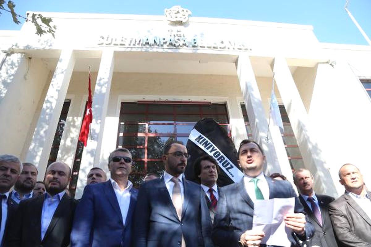 Tekirdağ\'da AK Parti\'den CHP\'li Belediyeye Siyah Çelenk