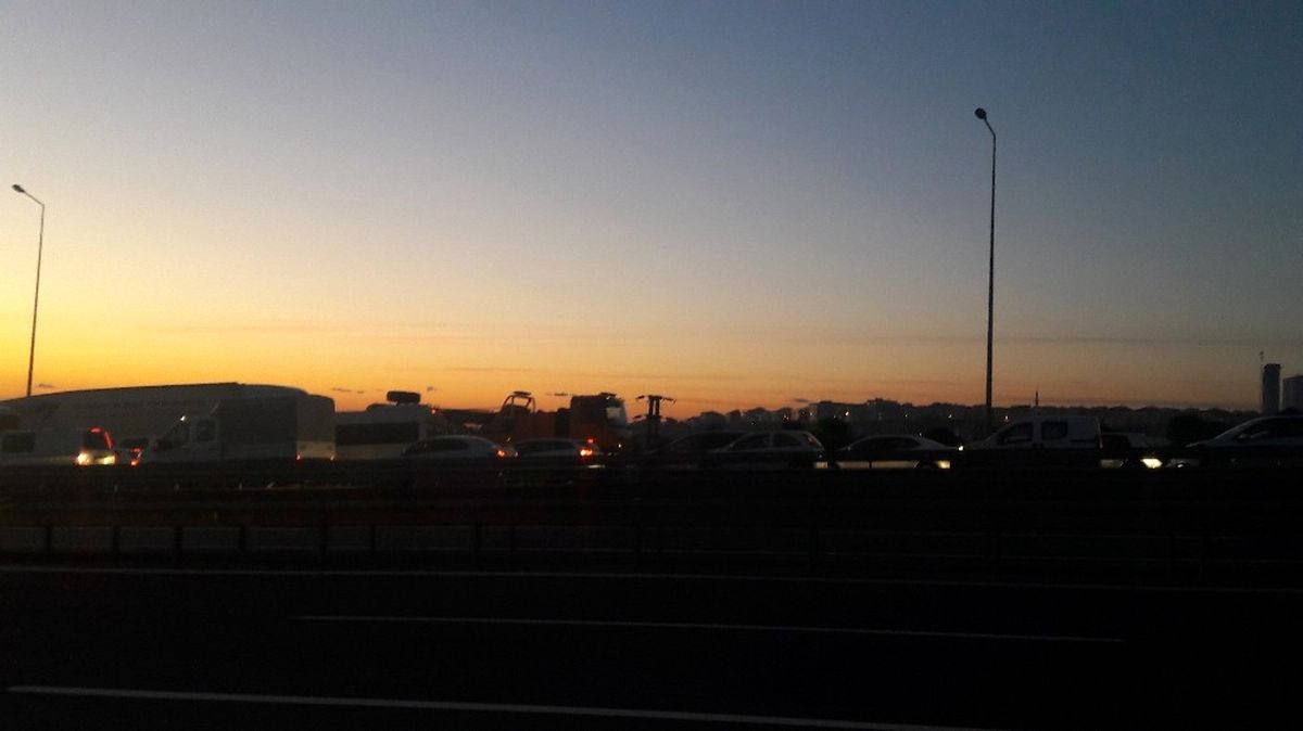 Tem\'de Tır Devrildi, Yol Trafiğe Kapandı