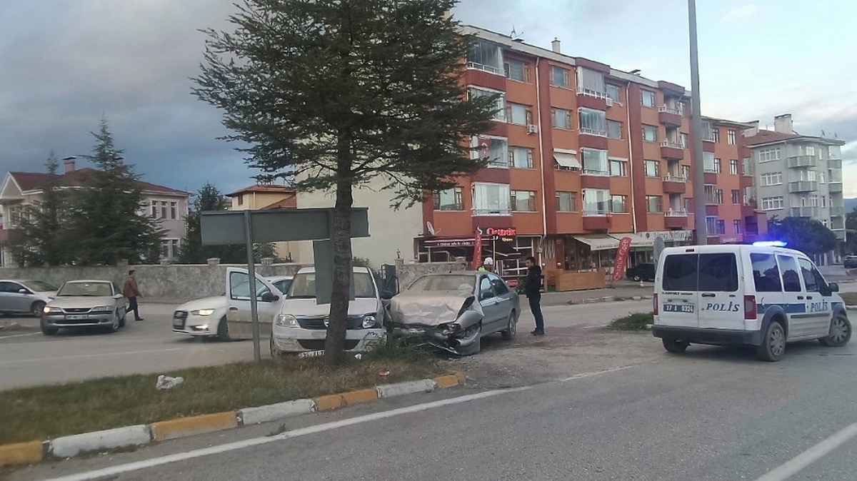 Tosya\'da Meydana Gelen Trafik Kazasında 3 Kişi Yaralandı