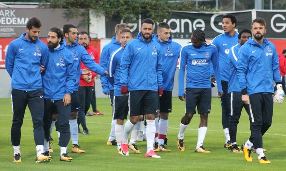 Trabzonspor\'a Meşaleli Destek. Kayserispor Maçı Hazırlıklarında Taraftardan Meşale Şov