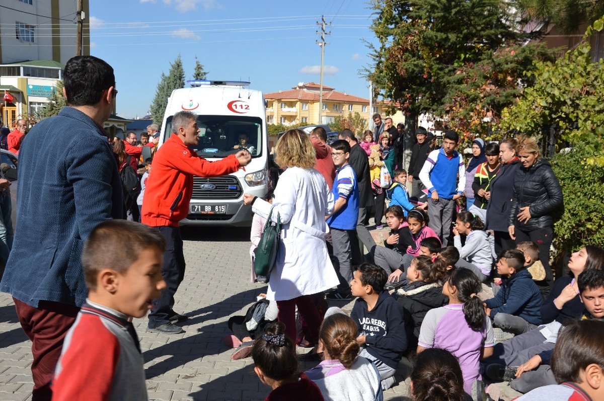 Tuz Ruhundan Etkilenen 60 Öğrenci Hastanelik Oldu