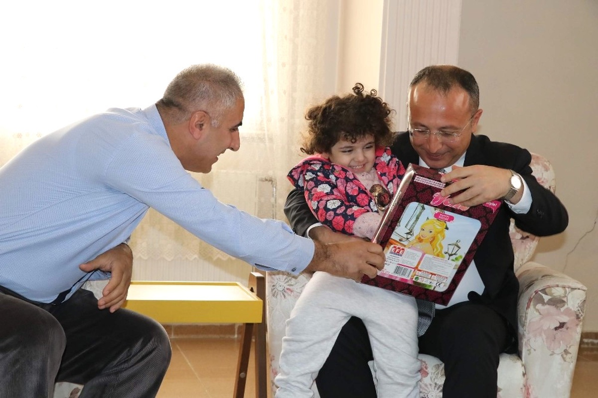 Vali Atik\'ten Şehit Ailesine Ziyaret