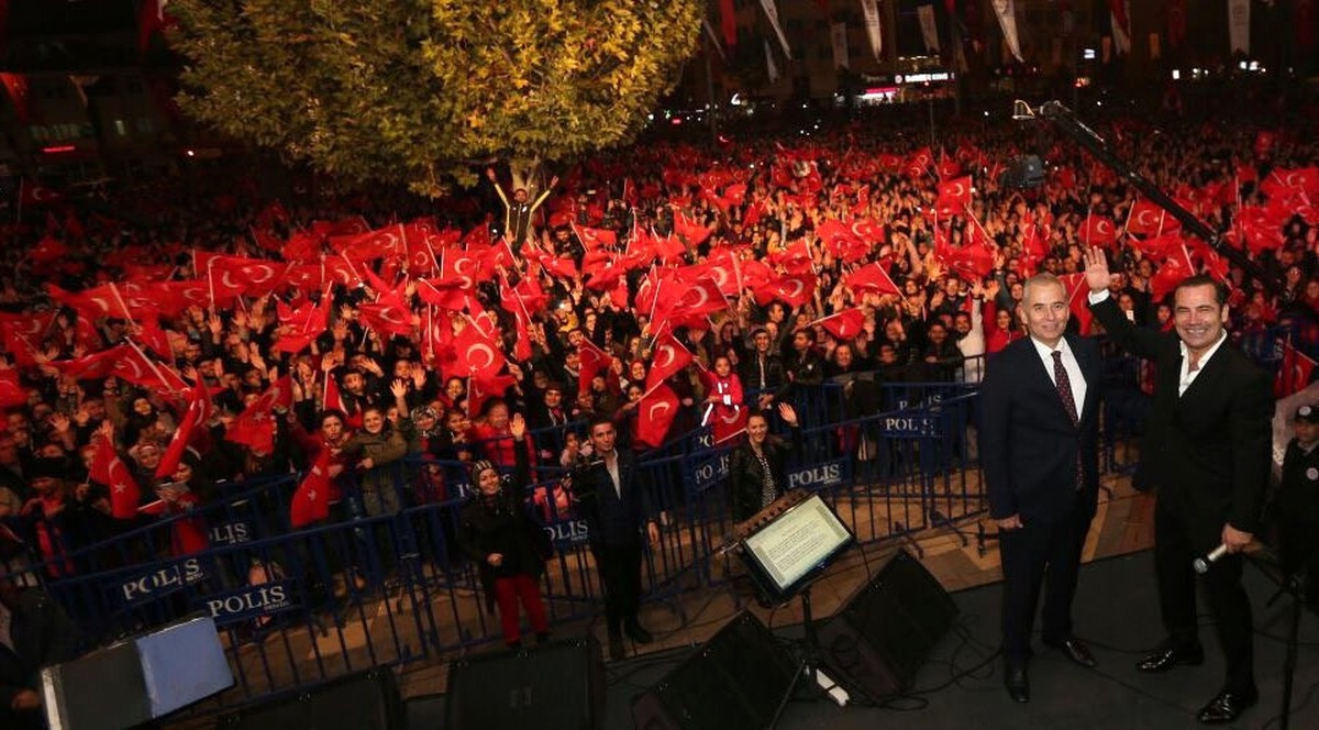 Vatandaşlar Cumhuriyet Bayramında Ferhat Göçer\'le Eğlendi