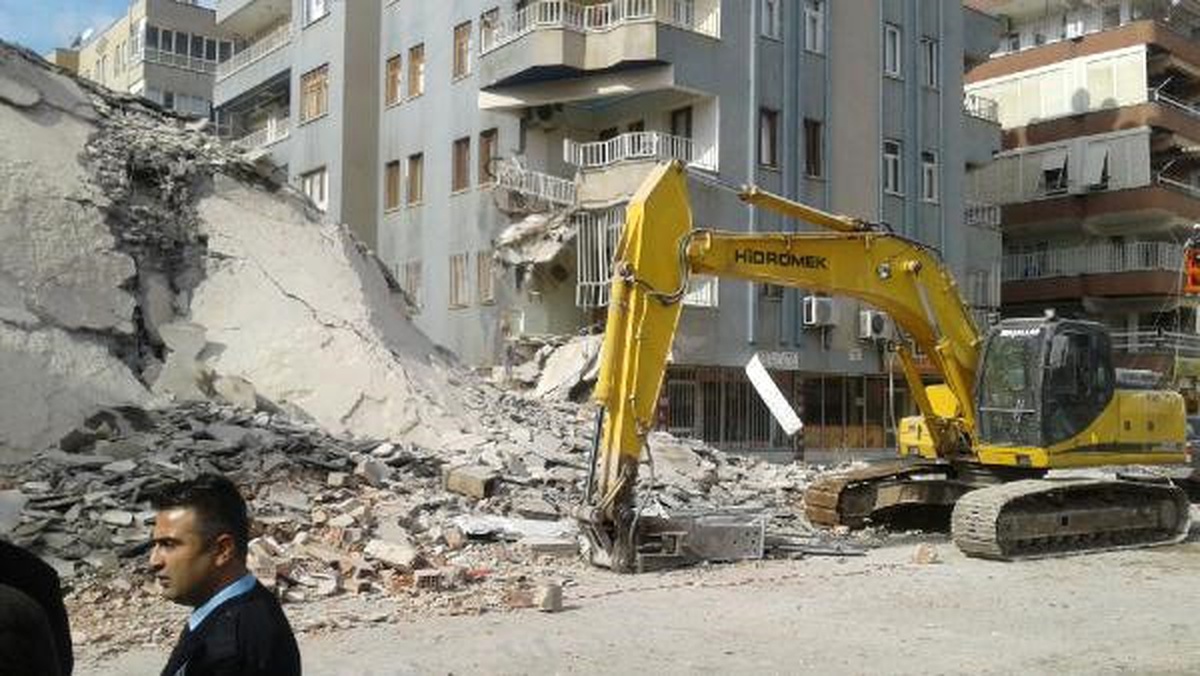 Yıkımı Yapılan 6 Katlı Bina Çöktü, Yan Bina Hasar Gördü
