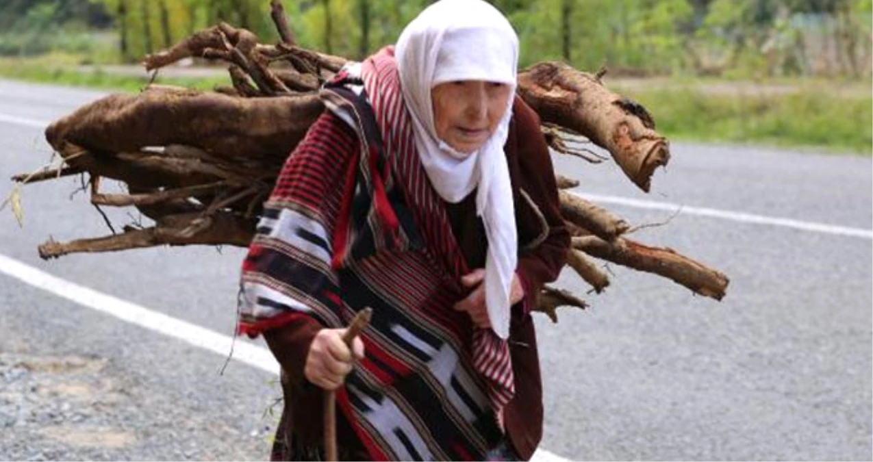 Yürek Burkan Görüntü! 8 Çocuk Annesi Fatma Nine, Selin Sürüklediği Odunları Sırtında Taşıdı