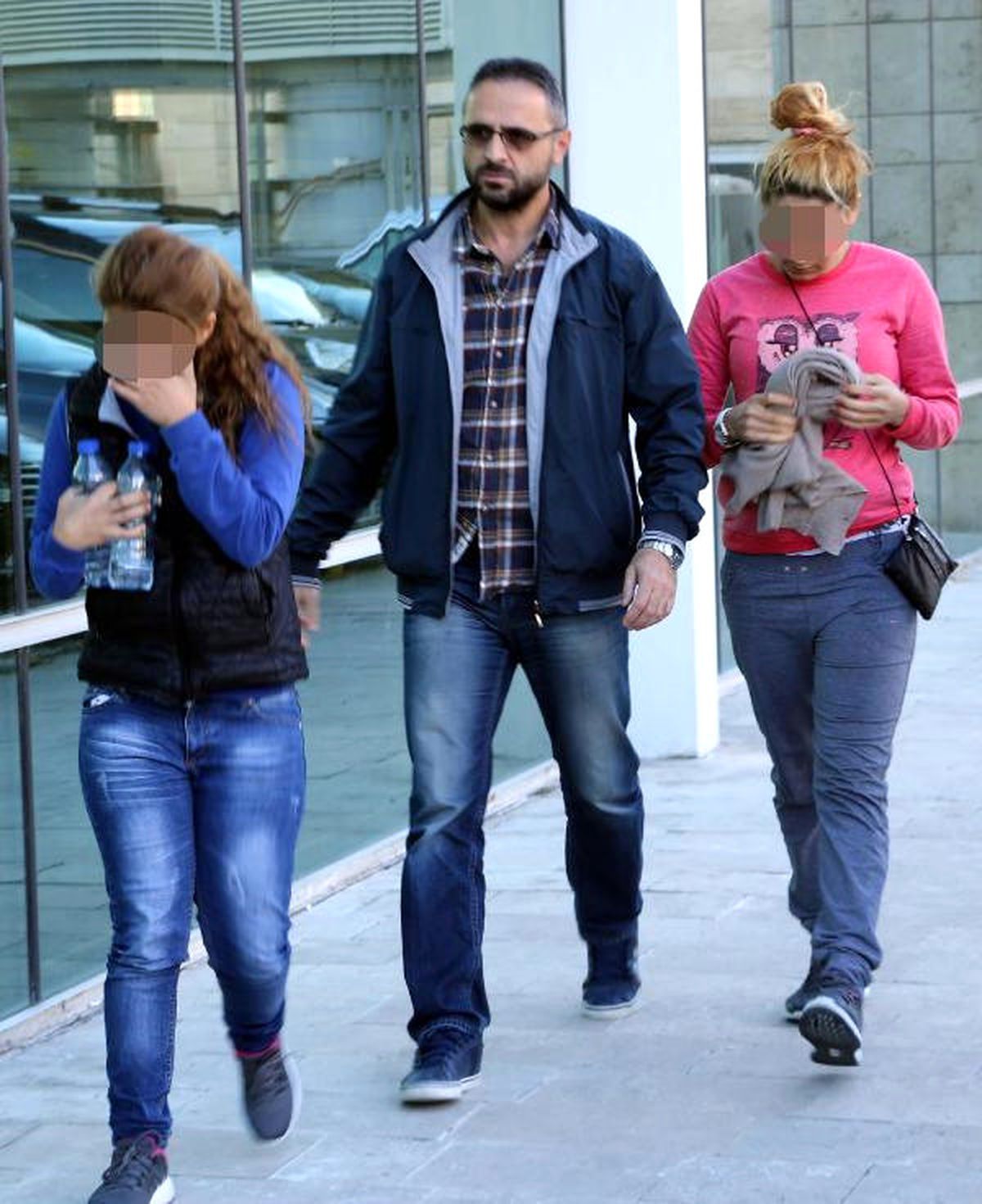 9 Aylık Hamile Kadın, Eltisiyle Hırsızlık Suçundan Gözaltına Alındı