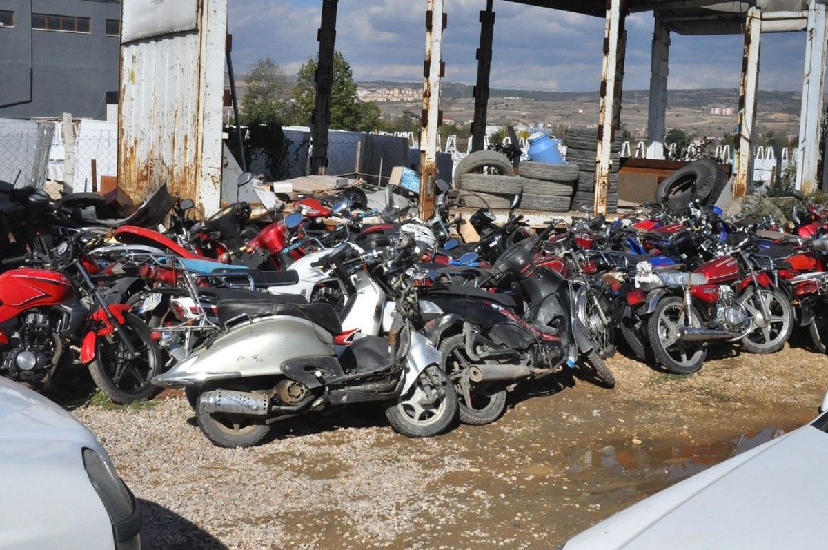 Araçlar Otoparklarda Çürüyor