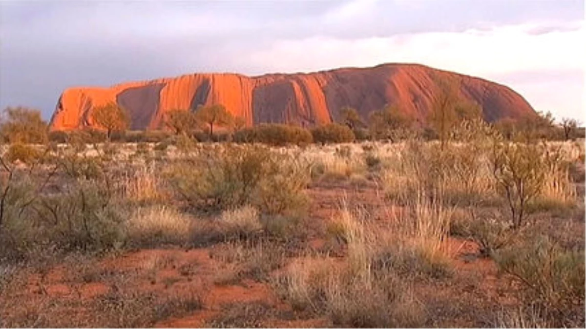 Avustralya\'daki Uluru\'ya Tırmanışlar Yasaklanacak