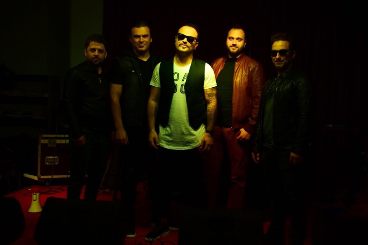 Aytuğ Ezen Band Alternatif Sahne\'de Hayranları ile Buluştu