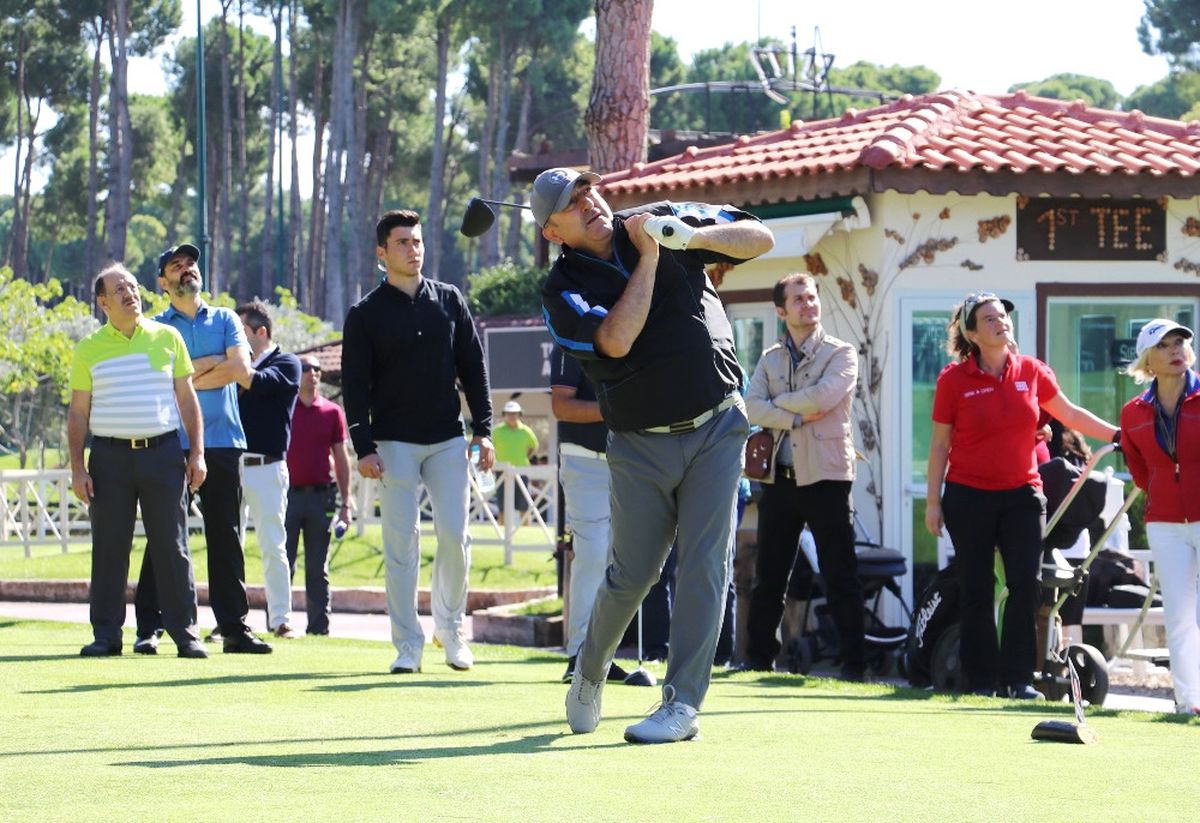 Bakan Çavuşoğlu Golf Turnuvasında Mücadele Ediyor
