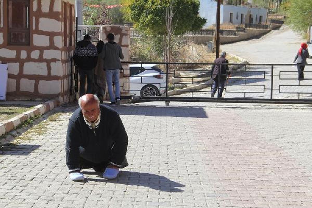 Başkale\'de 6 Çocuk Babası Engelliye Akülü Araç
