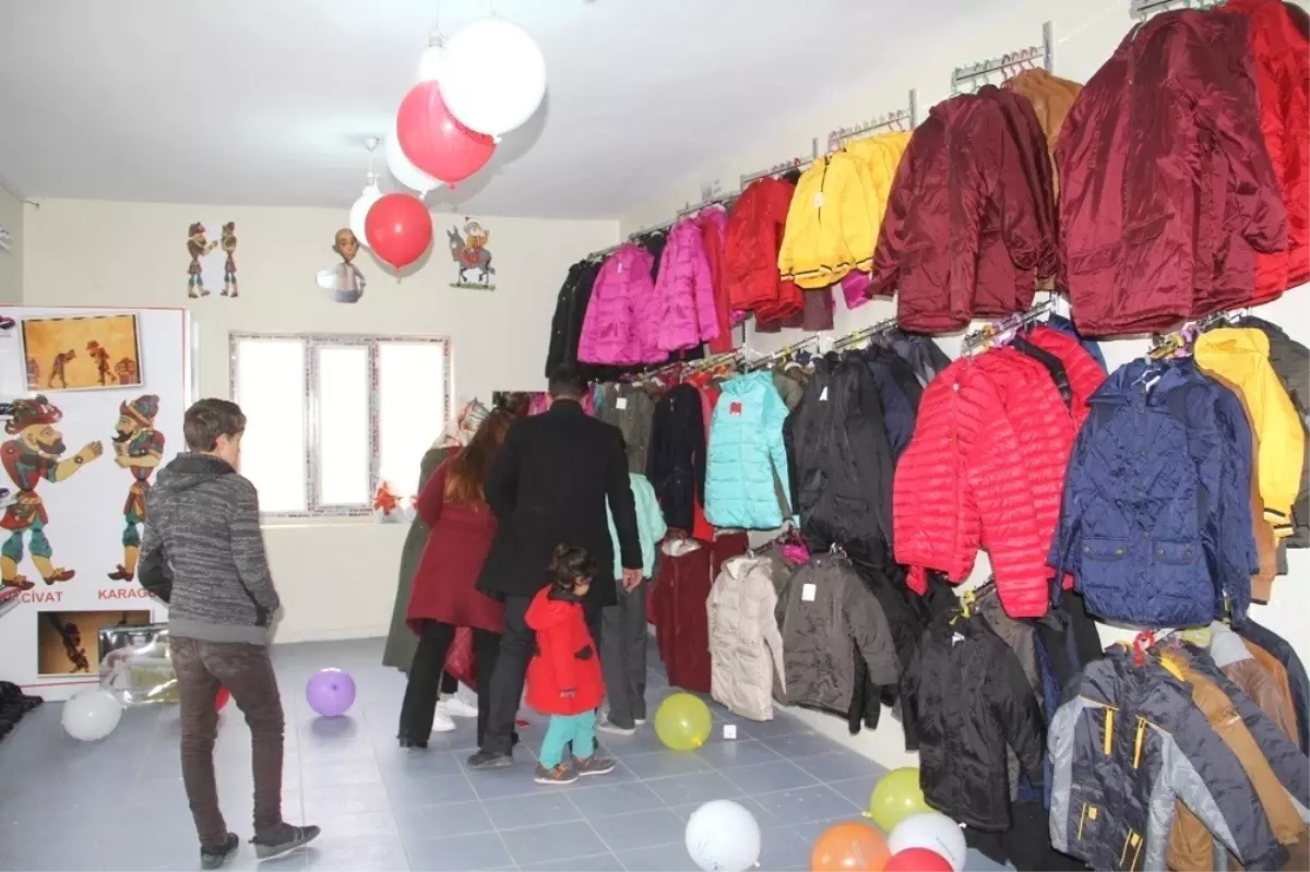 Başkale\'de "Sosyal Market" Açıldı