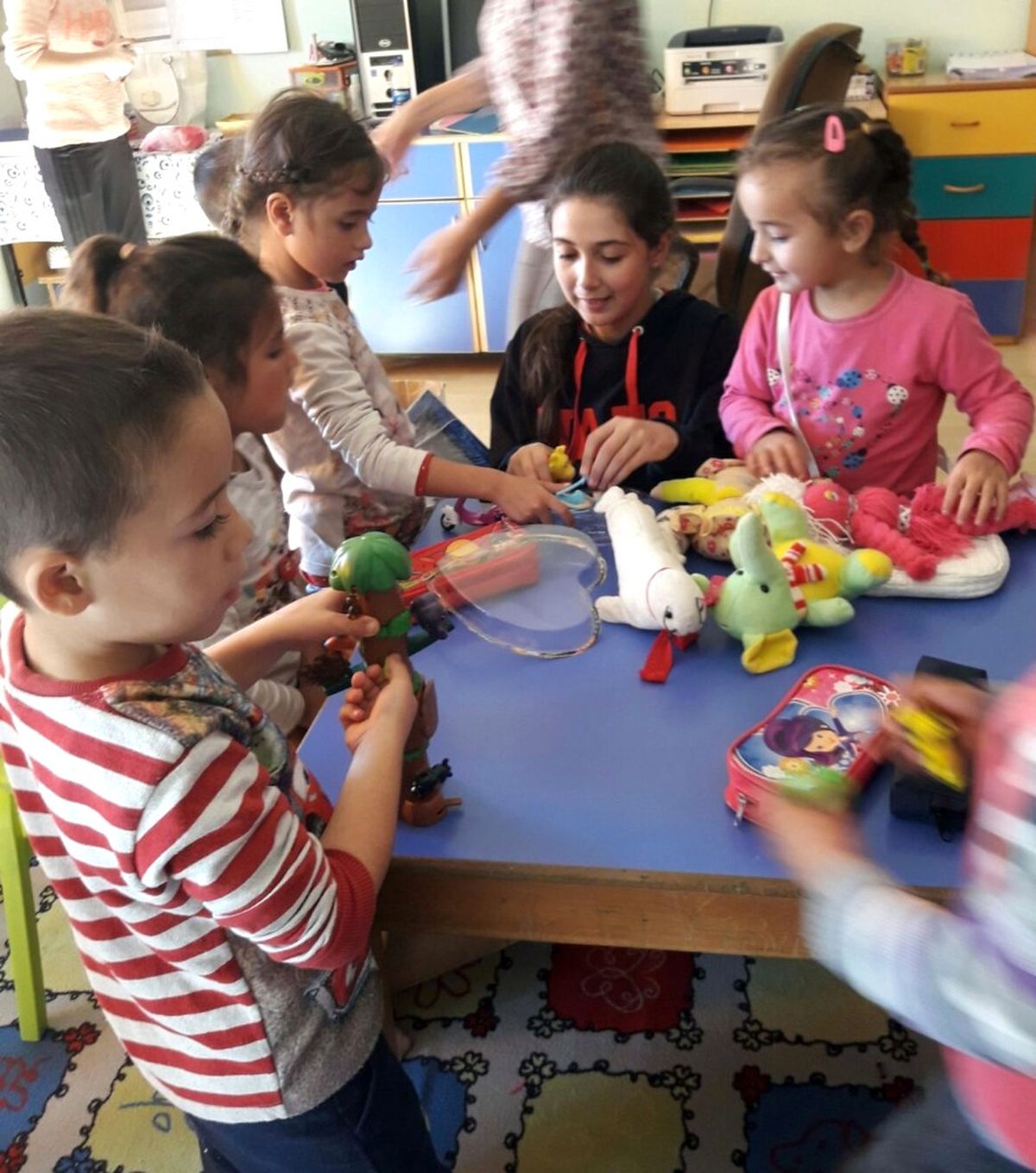 Cep Harçlıklarıyla Köy Okulu Ana Sınıf Öğrencilerini Sevindirdiler