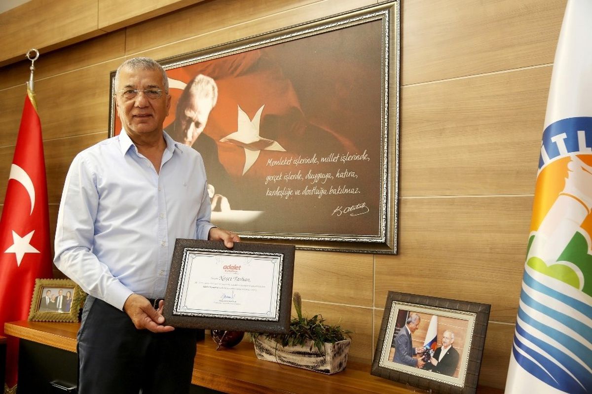 CHP Liderinden Başkan Tarhan\'a Teşekkür Belgesi