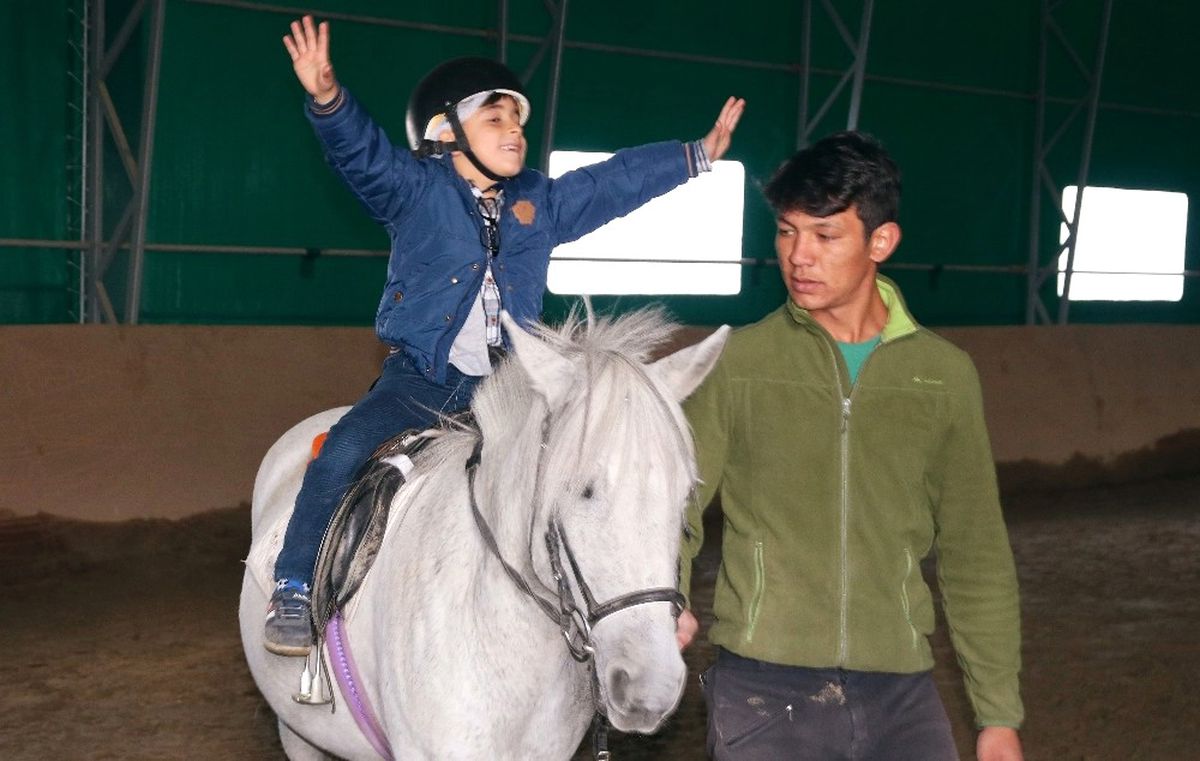 Çocukların Pony Sevgisi