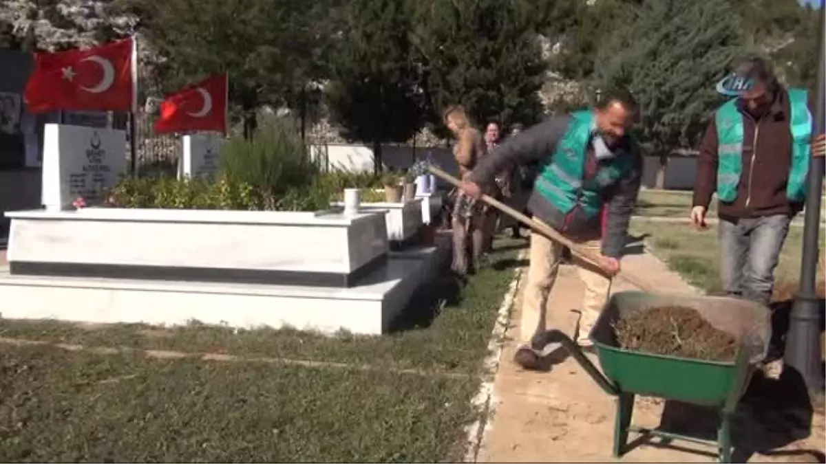 Denetimli Serbestlikten Yararlanan Hükümlüler Şehitler Mezarlığını Temizledi