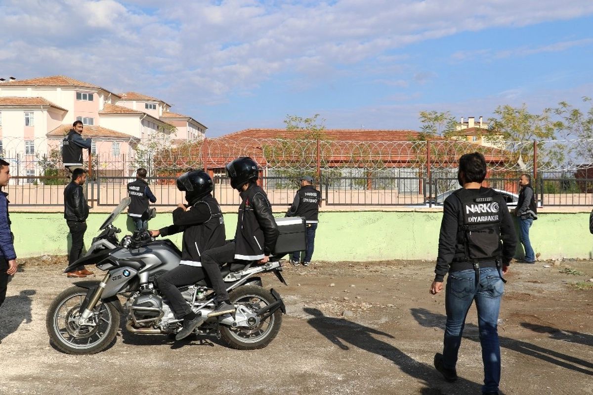 Diyarbakır\'da Narkotim Ekipleri Okul Önlerinde Göz Açtırmıyor