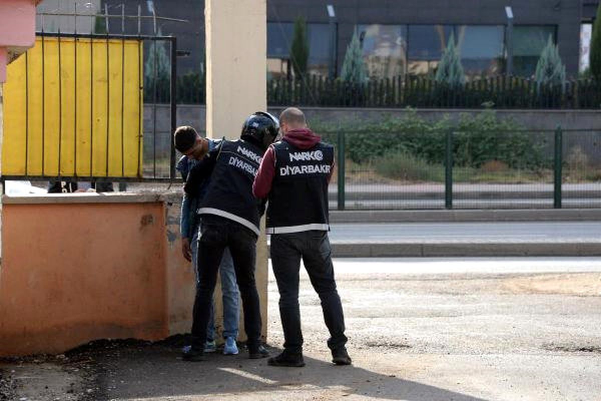 Diyarbakır\'da Okul Çevresinde Narkotik Denetimi
