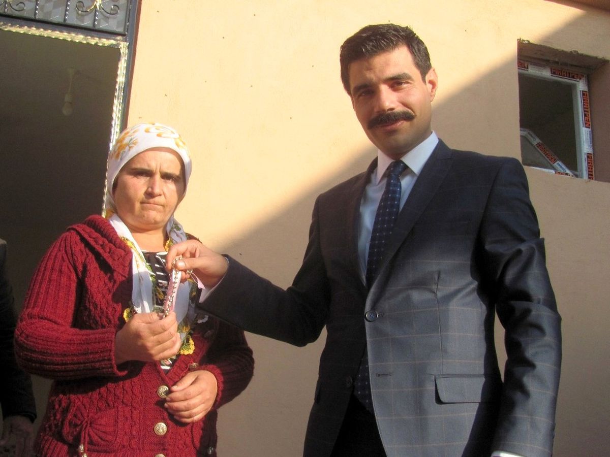 Evsiz Kadına Kaymakam Ev Yaptırdı