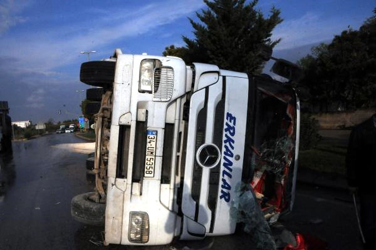 Gaziantep\'te Devrilen Hafriyat Kamyonunun Sürücüsü Yaralandı