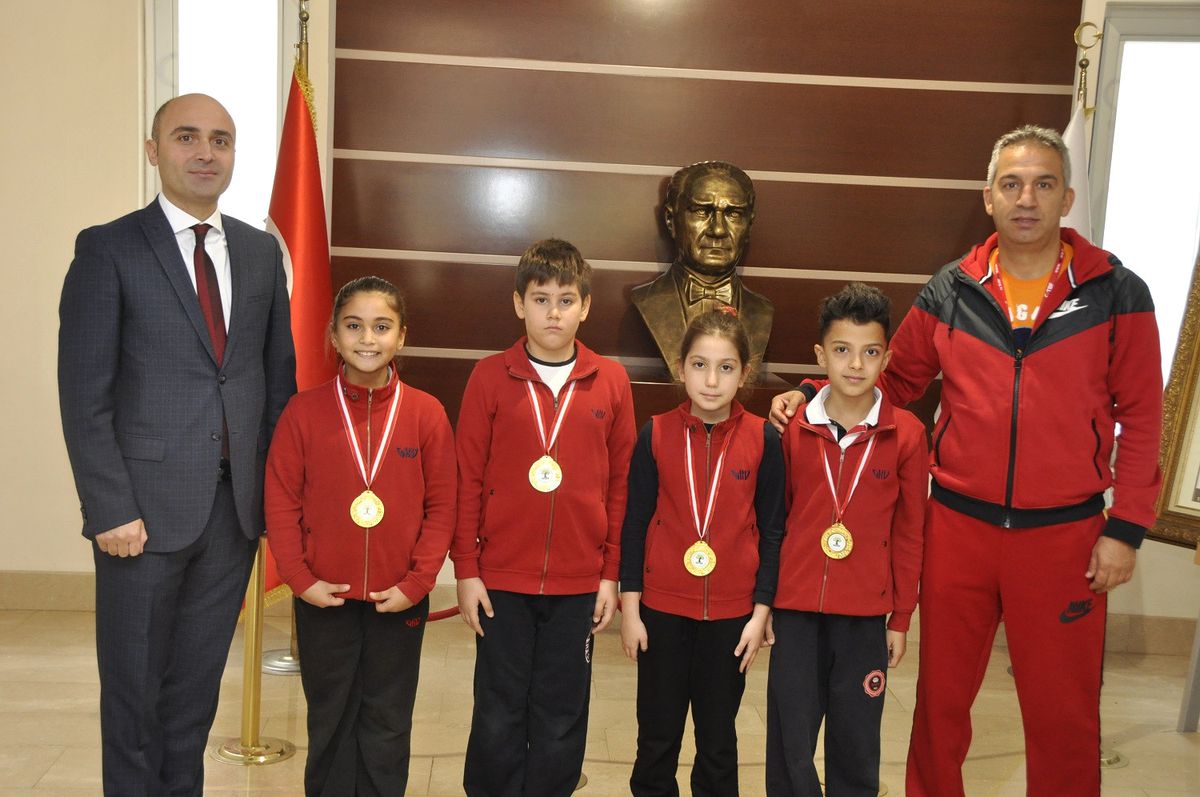 Gkv\'li Minik Yüzücüler Şampiyonluk İçin Kulaç Attı
