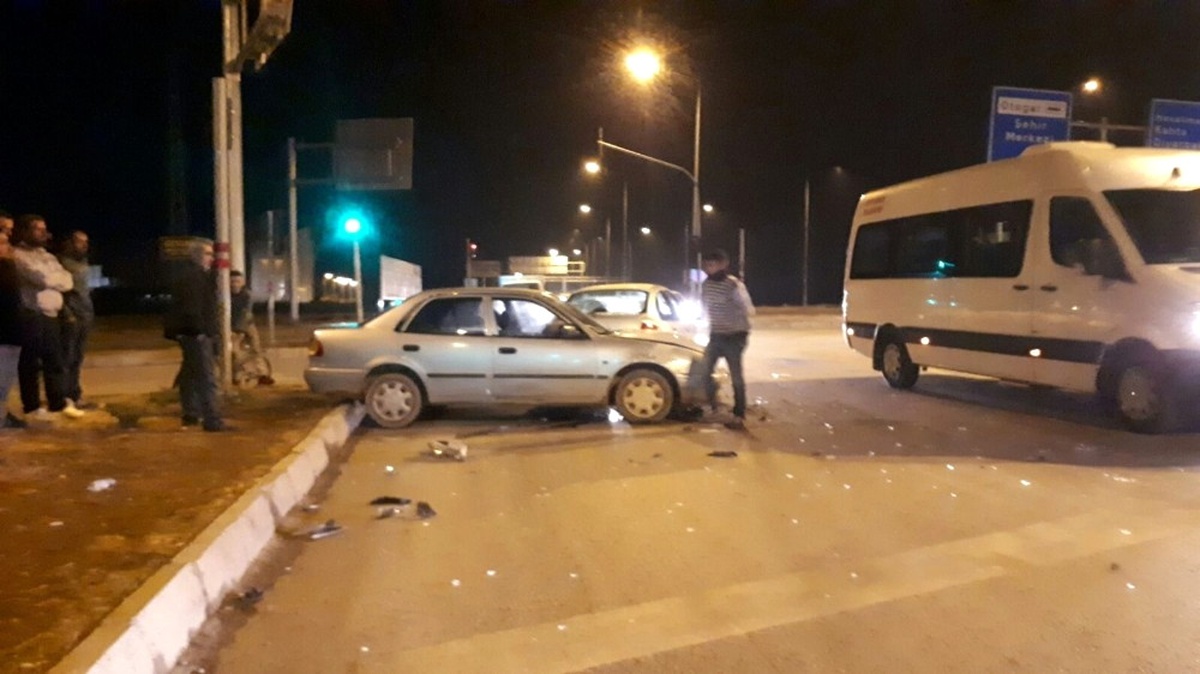Hastane Kavşağında İki Otomobil Çarpıştı