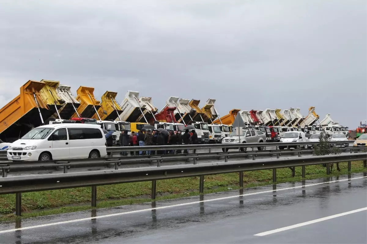 Havalimanı İnşaatı Önünde Kamyoncu Eylemi