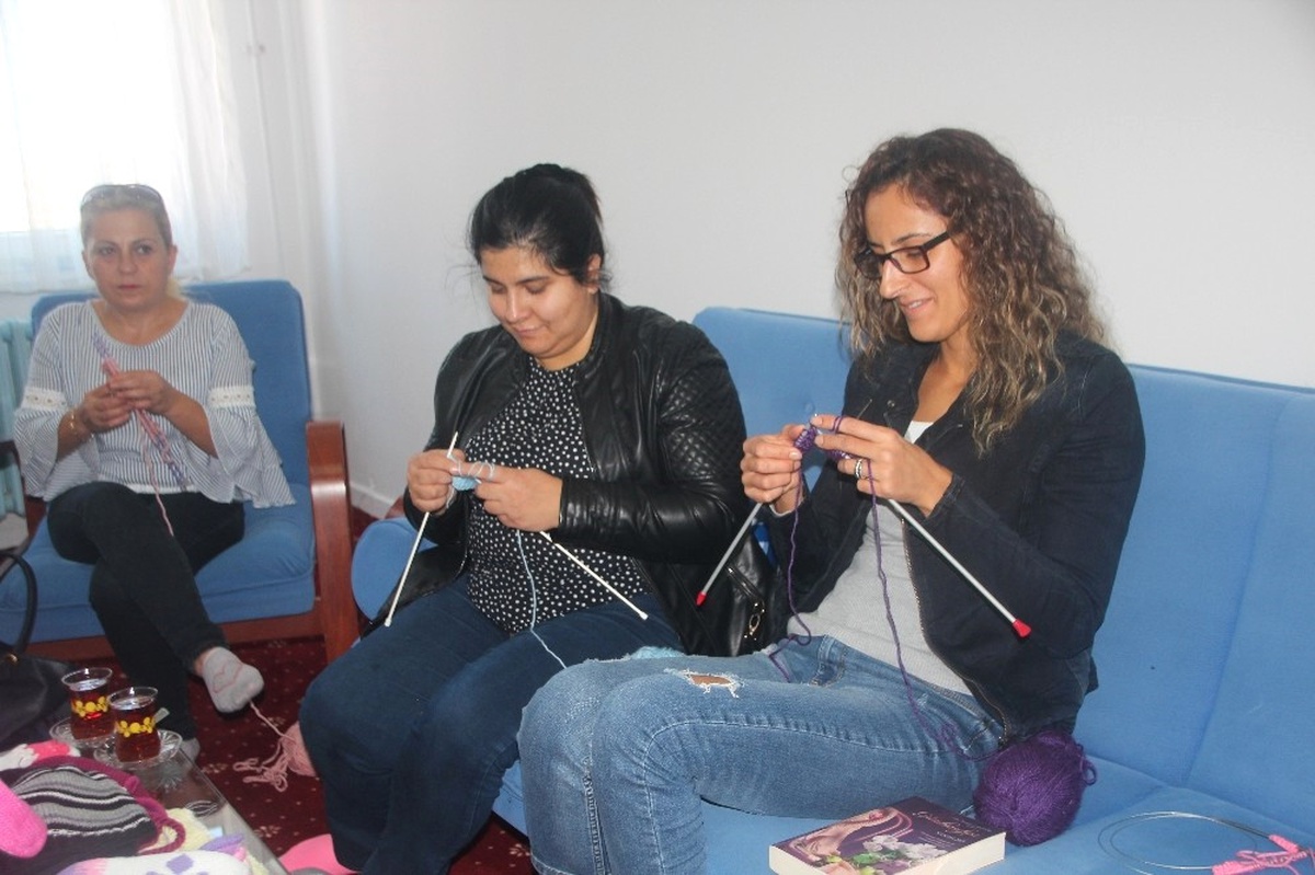 İlmekleri Çocuklar Üşümesin Diye Atıyorlar