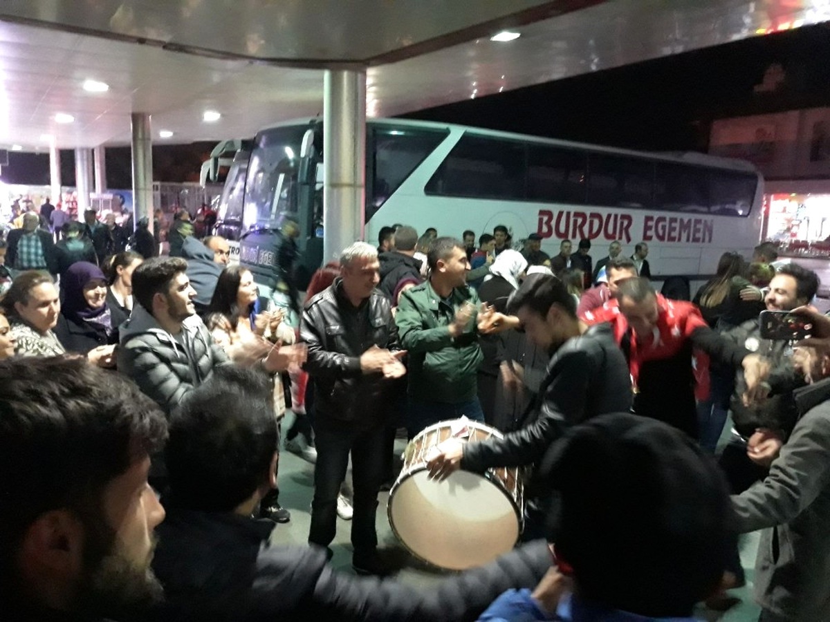 Isparta Otogarında \'En Büyük Asker Bizim Asker\' Yoğunluğu