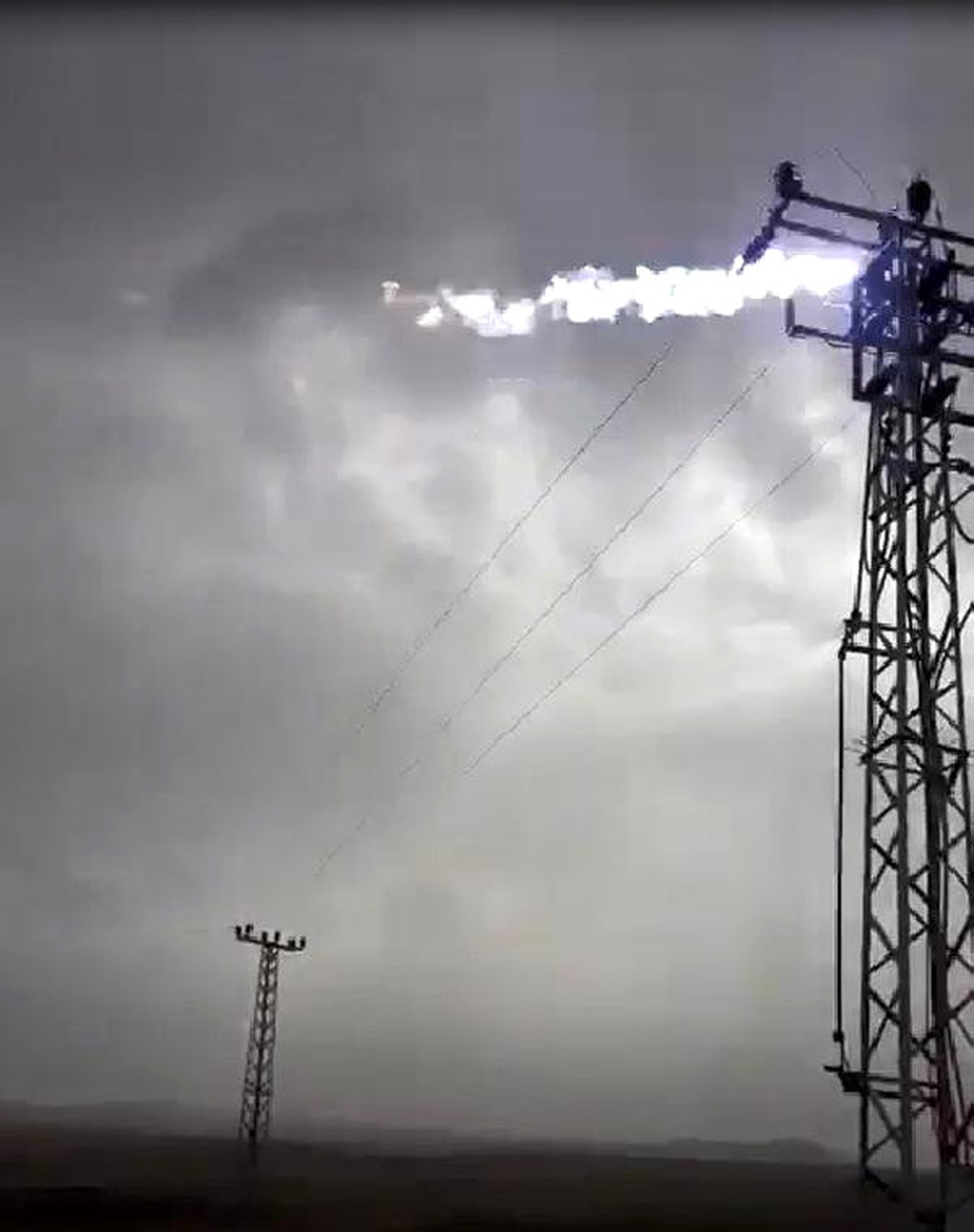 Kağızman\'da Fırtınada Elektrik Direği Alev Aldı