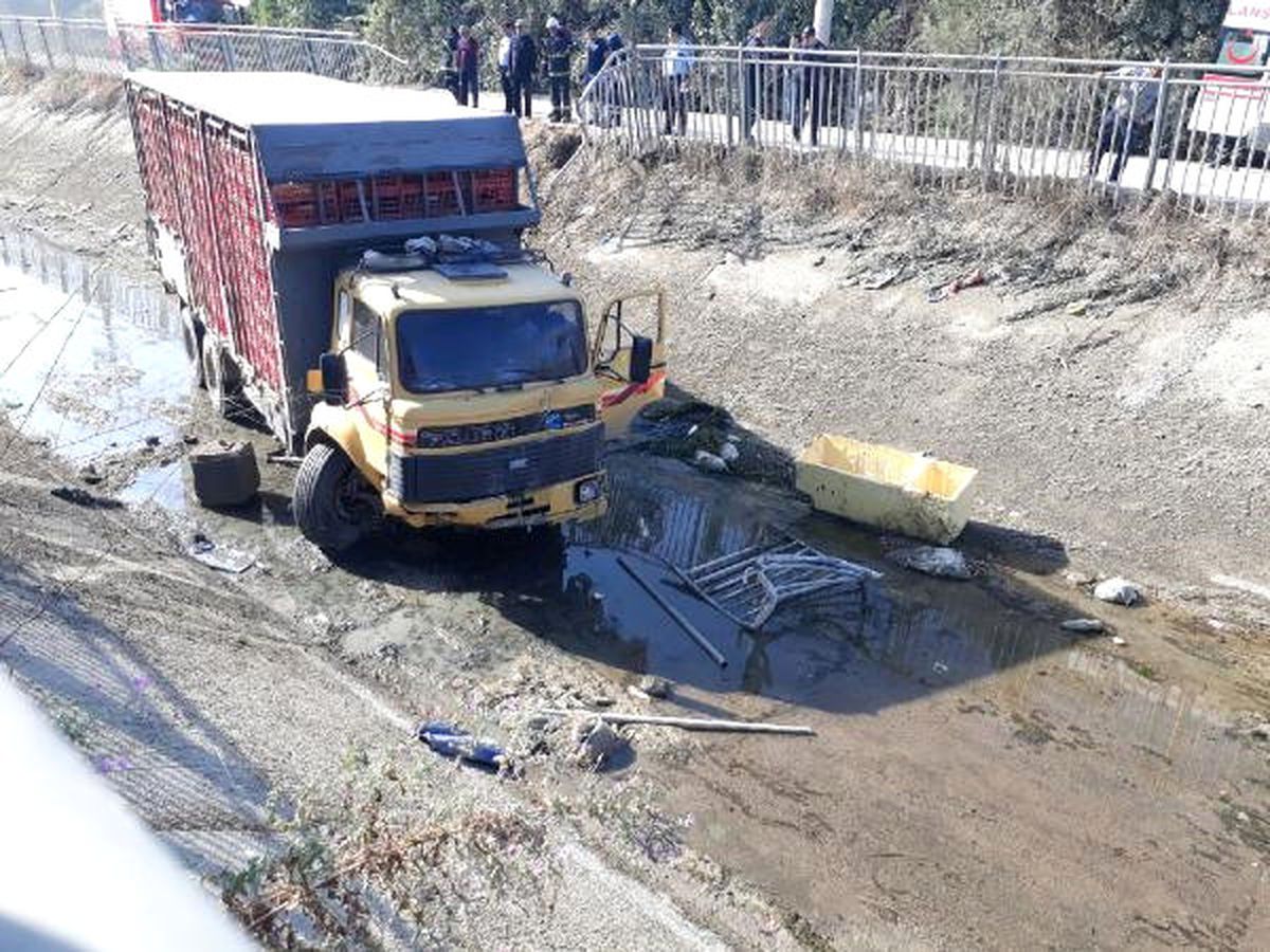 Kamyon Sulama Kanalına Uçtu