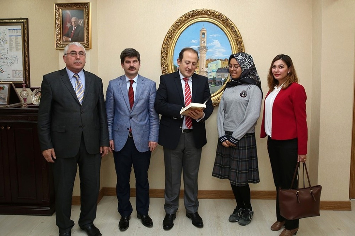 Karanlıkta Gelen Sen" Kitabının Yazarı Nisanur Ayaz, Vali Pehlivan\'a Kitabını Takdim Etti