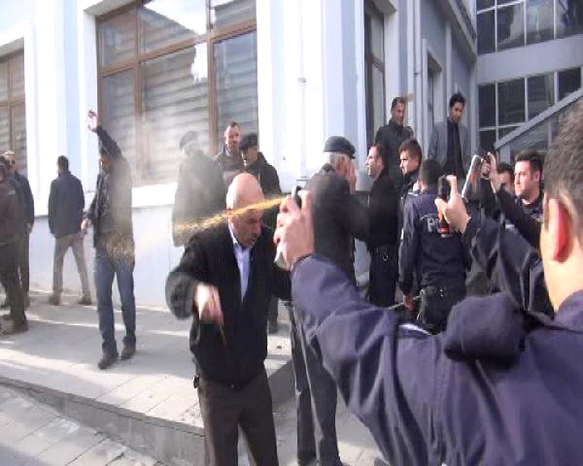 Kars\'ta Minibüsçü Eylemine Polisten Biber Gazlı Müdahale