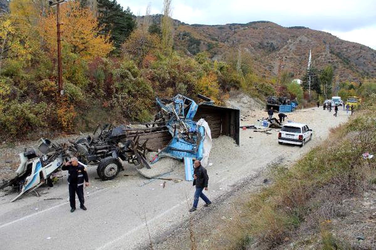 Kastamonu\'da 2 Kamyon Çarpıştı: 3 Yaralı