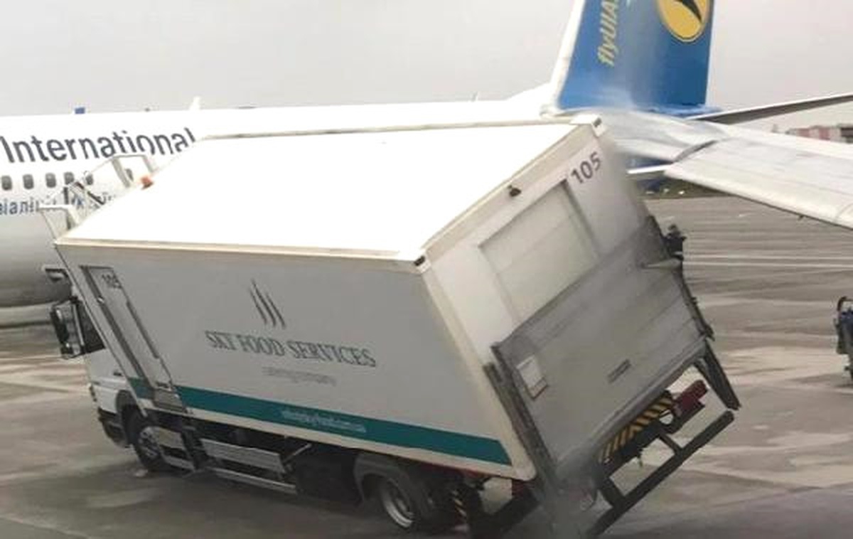 Kiev\'de Havaalanında Kaza: Yolcu Uçağı ile Kamyon Çarpıştı