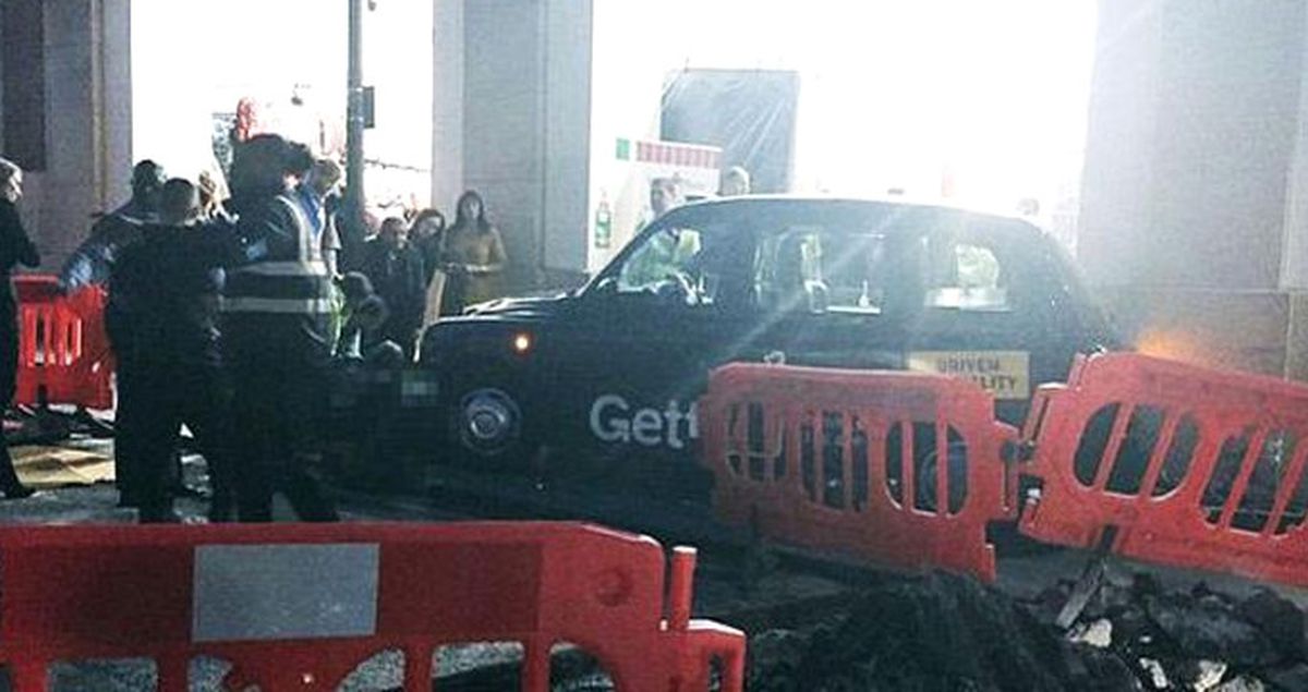Londra\'da Taksi Yayaların Arasına Daldı: 2 Yaralı
