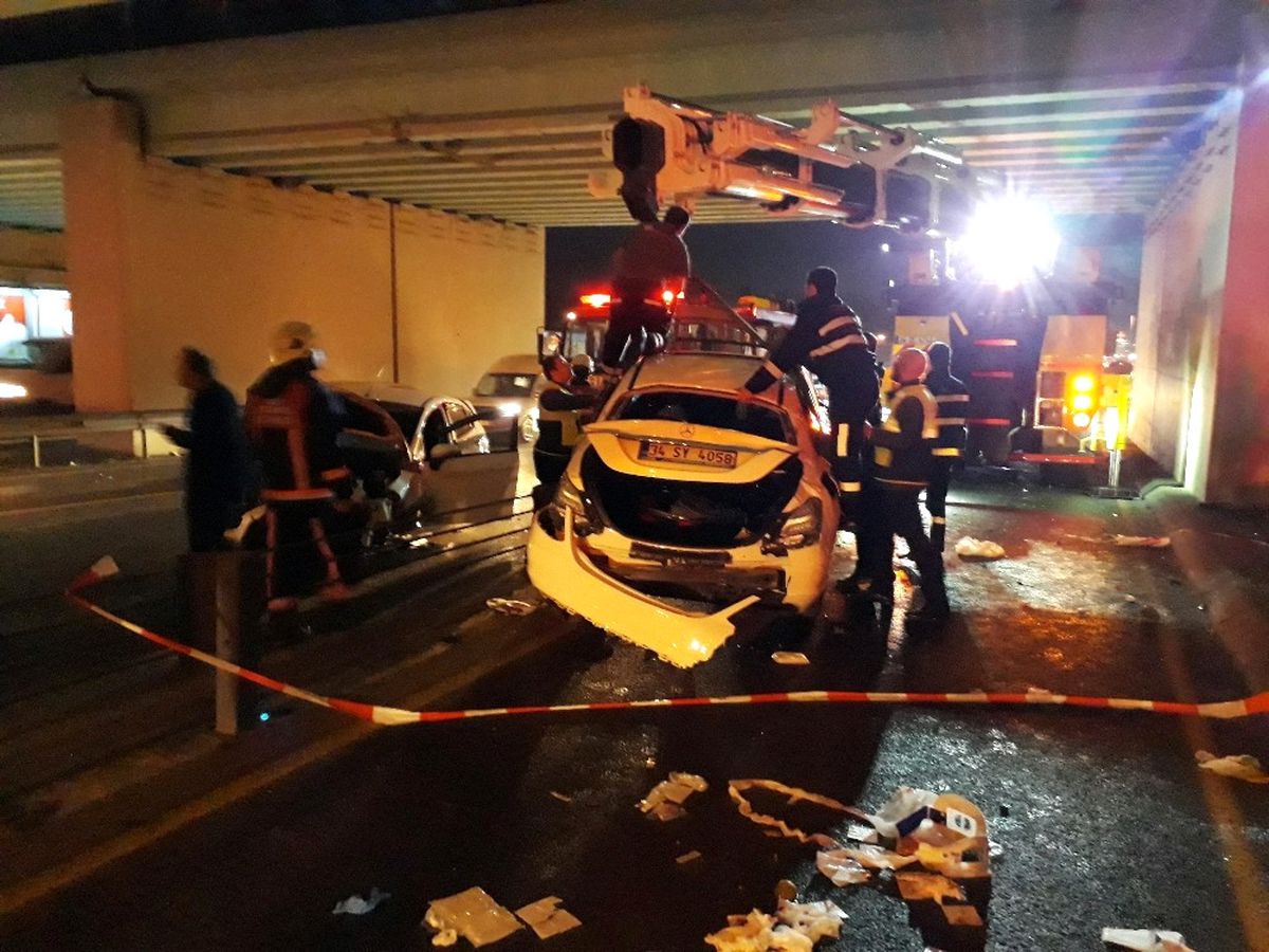 Metrobüs Yoluna Araç Daldı: 2 Yaralı