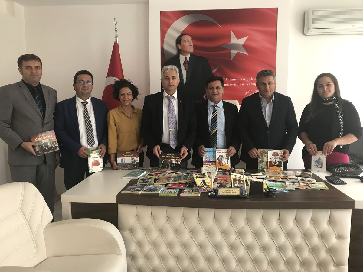 Milli Eğitim Müdürlüğü Kitap Hediye Etti